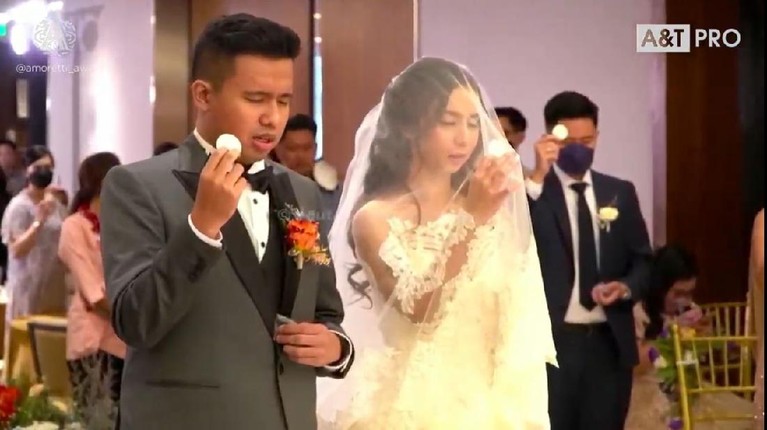 Joshua Suherman dan Clairine Clay telah resmi menjadi sepasang suami istri hari ini Rabu (22/21). Yuk intip momennya!