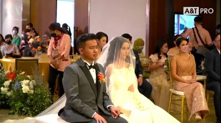 Joshua Suherman dan Clairine Clay telah resmi menjadi sepasang suami istri hari ini Rabu (22/21). Yuk intip momennya!