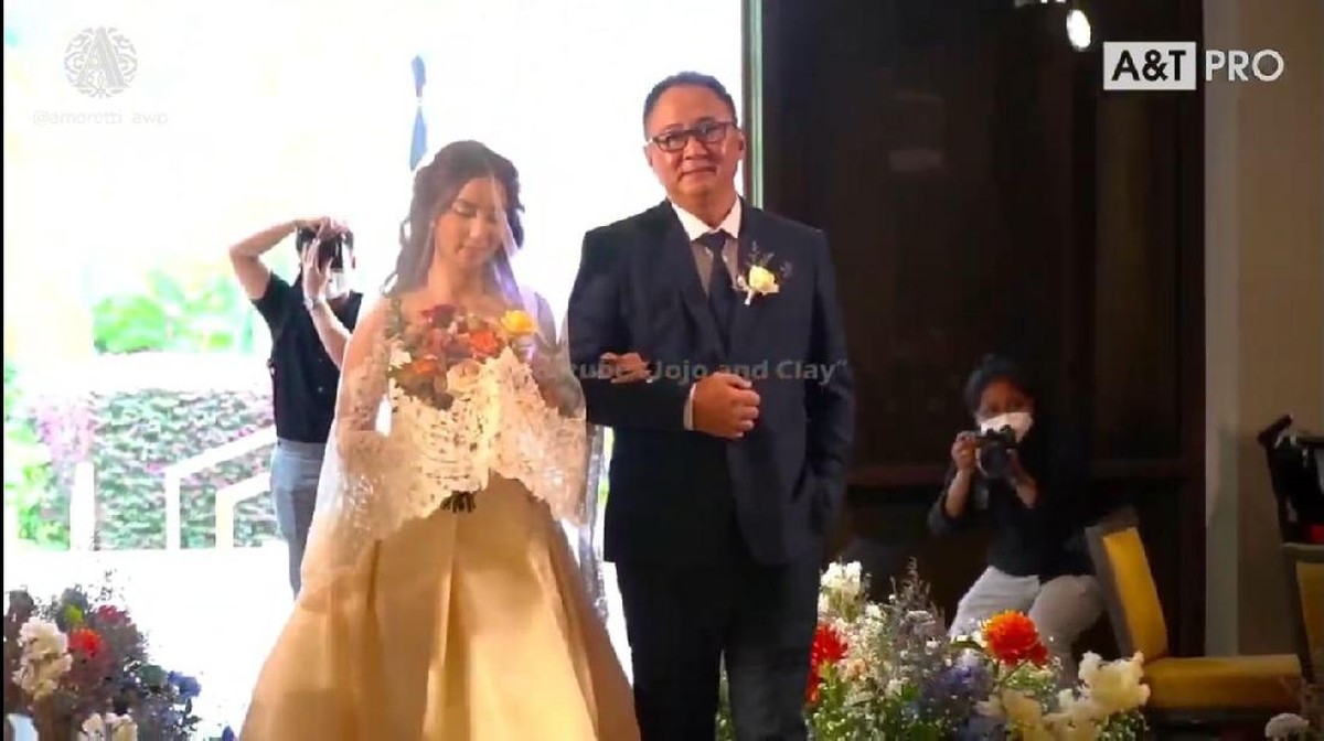 Joshua Suherman dan Clairine Clay telah resmi menjadi sepasang suami istri hari ini Rabu &lpar;22&sol;21&rpar;&period; Yuk intip momennya&excl;