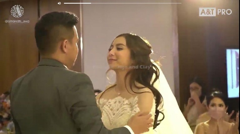 Momen Pemberkatan Joshua Suherman dan Clairine Clay Joshua Suherman dan Clairine Clay telah resmi menjadi sepasang suami istri hari ini Rabu (22/21). Yuk intip momennya!