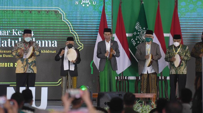 Rapat pleno pembahasan tata tertib Muktamar NU mendadak riuh dihujani interupsi setelah pemimpin pleno memutuskan pending kesepakatan syarat peserta sidang.