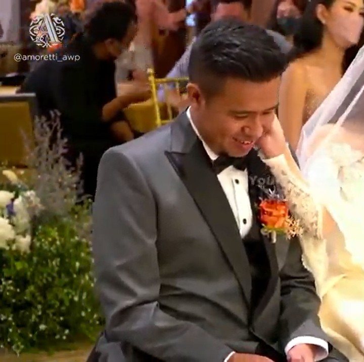 <p>Clay pun beberapa kali tampak memperhatian Joshua dengan intens di tengah-tengah acara, Bunda. Terlihat senyum menghias wajah kedua mempelai yang tengah berbagai itu, Bun. (Foto: YouTube: Jojo and Clay)</p>