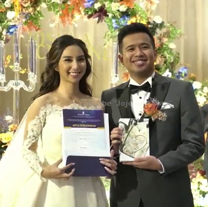 <p>Selamat untuk Jojo dan Clay. Kita doakan semoga rumah tangga mereka selalu diberkahi dan bahagia selalu ya, Bunda.(Foto: YouTube: Jojo and Clay)</p>