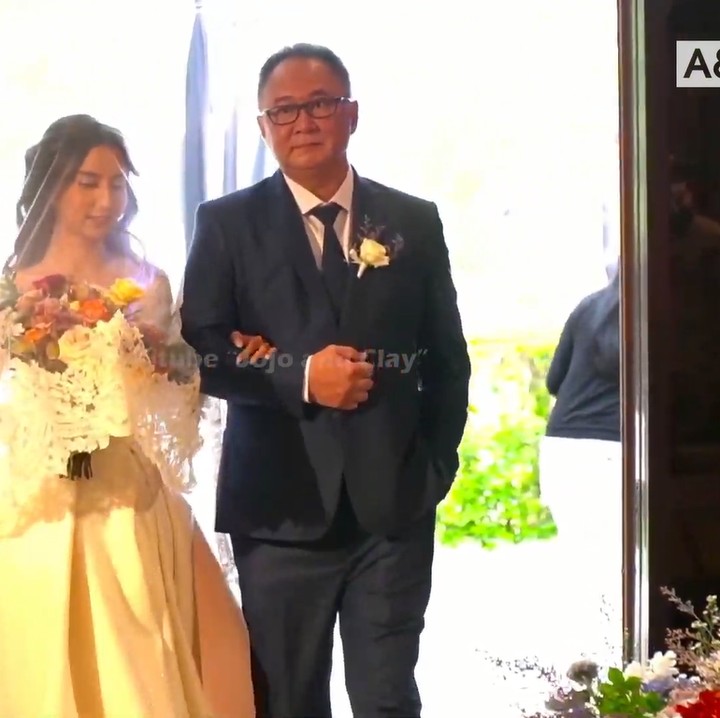 <p>Kemudian disusul oleh Clairine. Aktris dengan panggilan Clay ini masuk dan berjalan beriringan bersama sang ayah.  (Foto: YouTube: Jojo and Clay)</p>
