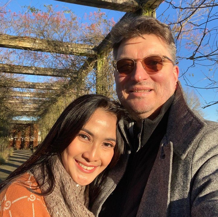 <p>Karena sang suami berasal dari Belanda, Maudy kerap berkunjung ke kampung halaman sang suami, nih. Ia juga turut mengajak sang anak, Bunda. (Foto: Instagram: @maudykoesnaedi)</p>