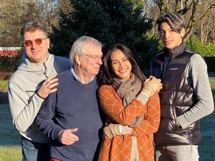 7 Potret Serunya Maudy Koesnaedi Temani Suami, Eddy Meijer Mudik ke Belanda
