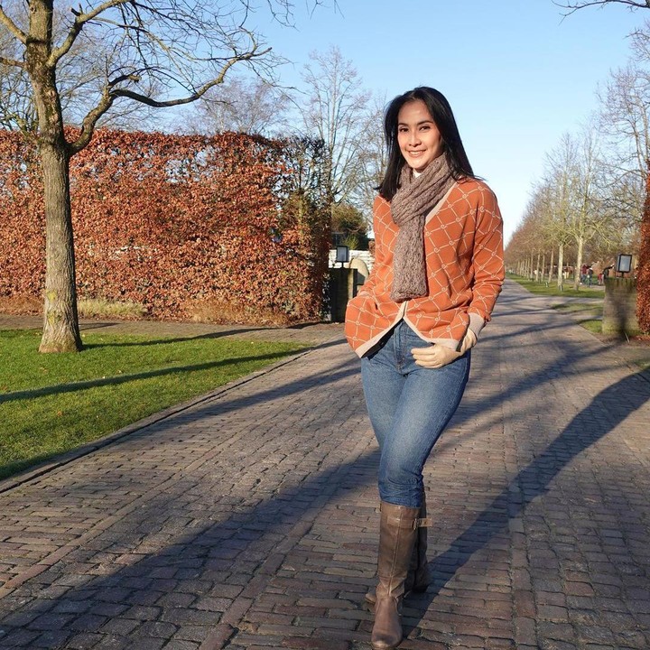 <p>Meski sudah berumur 46 tahun, gaya berpakaian Maudy Koesnaedi masih sangat fashionable lho, Bunda. Ia bahkan terlihat cantik dengan balutan sweater cokelat, celana jeans, dan sepatu boats. (Foto: Instagram: @maudykoesnaedi)</p>