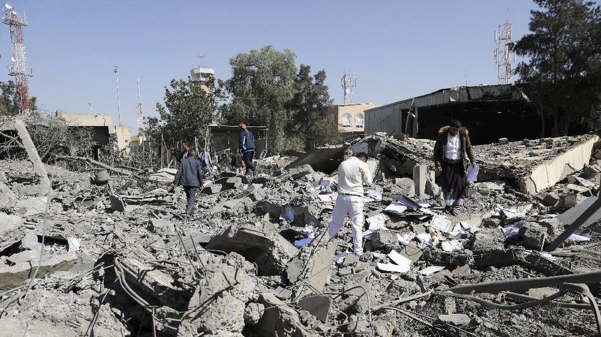 FOTO: Bandara Internasional Sanaa Yaman Hancur Dihantam Drone Saudi