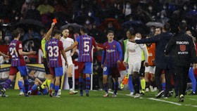 FOTO: Duel Panas Sevilla vs Barcelona, 1 Kartu Merah 5 Kartu Kuning