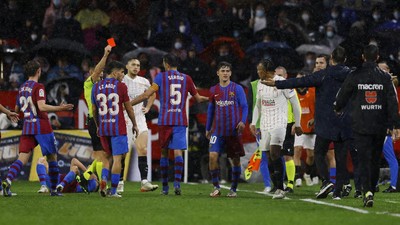 FOTO: Duel Panas Sevilla vs Barcelona, 1 Kartu Merah 5 Kartu Kuning