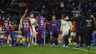 img-title FOTO: Duel Panas Sevilla vs Barcelona, 1 Kartu Merah 5 Kartu Kuning