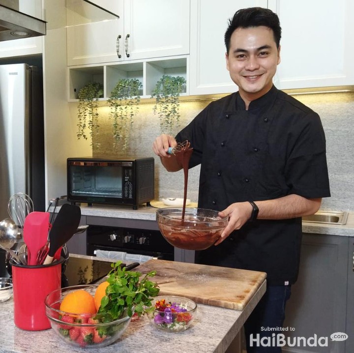 <p>Chef Steby lagi siap-siap nih bikin adonan kue spesial di Hari Ibu, Good Time Molten Lava Cake. (Foto: Tim HaiBunda)</p>