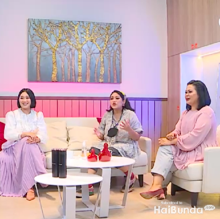<p>Trio Bunda RAPOT Podcast puas banget nih bisa curhat soal keuangan keluarga ke Bunda Tina. (Foto: Tim HaiBunda)</p>