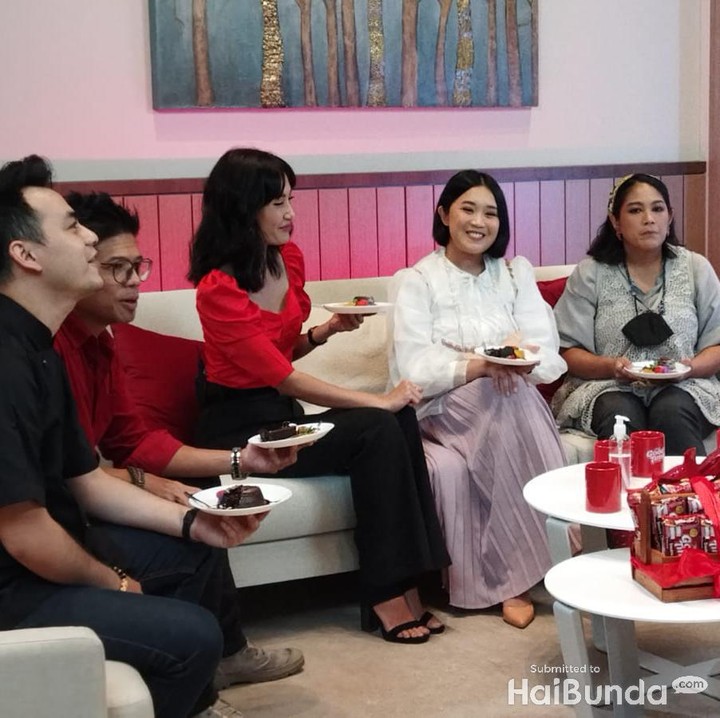 <p><em>Yeay! Happy</em> banget bisa makan kue spesial Hari Ibu buatan Ayah Baim dan Chef Steby. (Foto: Tim HaiBunda)</p>