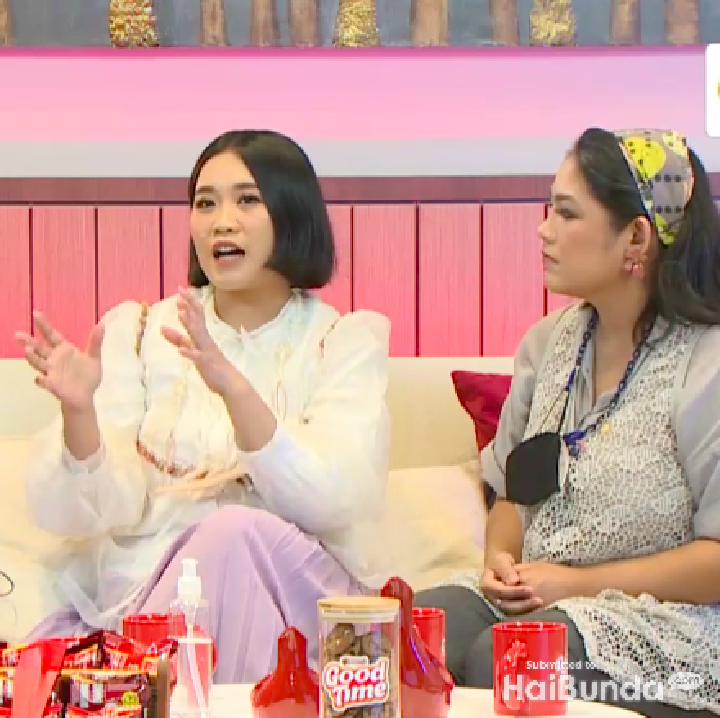 <p>Bunda Artika sempat <em>curcol</em> juga bareng dua personil RAPOT Podcast, Bunda Radhini Aprilya dan Bunda Nastasha Abigail, soal problematika Bunda Zaman Now. "Peran orang tua bukan bunda aja kan, ayah juga. Apalagi, anak aku dua perempuan semua," ucap Artika. (Foto: Tim HaiBunda)</p>