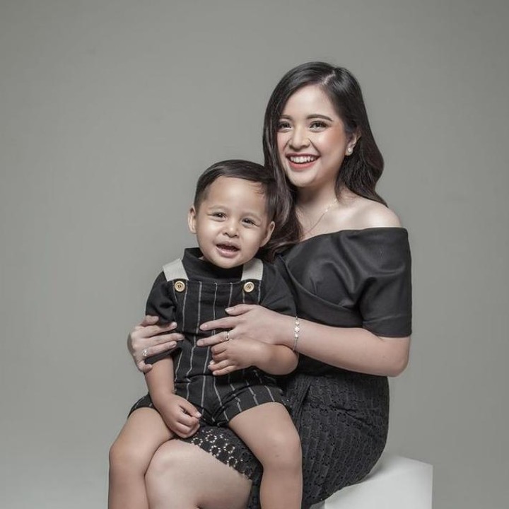 <p>Ini tahun kedua Tasya Kamila merayakan Hari Ibu. Di momen ini, ia menulis pesan penuh semangat untuk para bunda. "Selamat hari Ibu. Cuma mau bilang: you are doing amazing, Mama! Mama hebat!!<br />Parenting is hard because IT IS hard, NOT because you're doing a bad job. Semua Mama, semua orang tua pasti selalu ingin memberikan yang terbaik untuk anaknya. And we are just doing our best, always."</p>