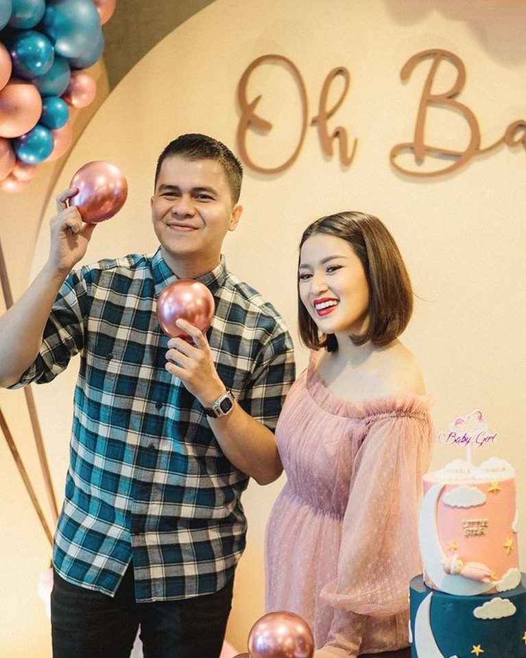 Tasyakuran & Gender Reveal Rosiana Dewi Handika Pratama gelar acara tasyakuran pengajian kehamilan Rosiana Dewi sang istri dan umumkan jenis kelamin anaknya. Yuk intip!