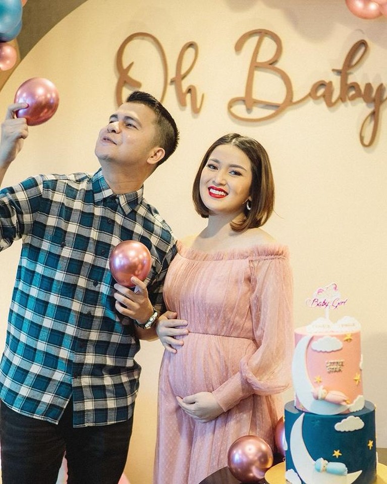 Tasyakuran & Gender Reveal Rosiana Dewi Handika Pratama gelar acara tasyakuran pengajian kehamilan Rosiana Dewi sang istri dan umumkan jenis kelamin anaknya. Yuk intip!