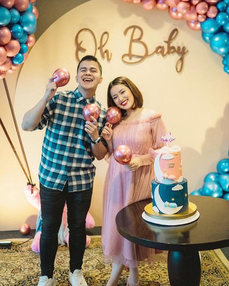 Tasyakuran & Gender Reveal Rosiana Dewi Handika Pratama gelar acara tasyakuran pengajian kehamilan Rosiana Dewi sang istri dan umumkan jenis kelamin anaknya. Yuk intip!