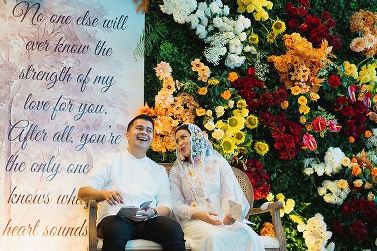 Tasyakuran & Gender Reveal Rosiana Dewi Handika Pratama gelar acara tasyakuran pengajian kehamilan Rosiana Dewi sang istri dan umumkan jenis kelamin anaknya. Yuk intip!