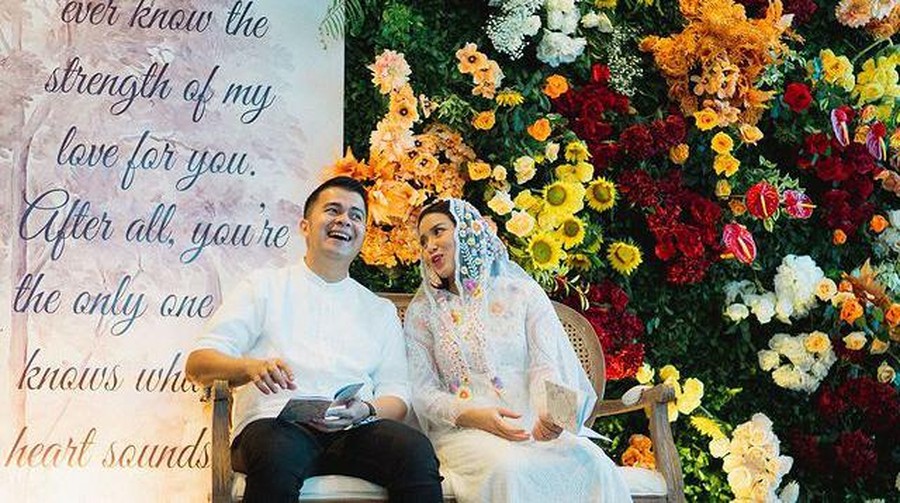 Handika Pratama gelar acara tasyakuran pengajian kehamilan Rosiana Dewi sang istri dan umumkan jenis kelamin anaknya. Yuk intip!