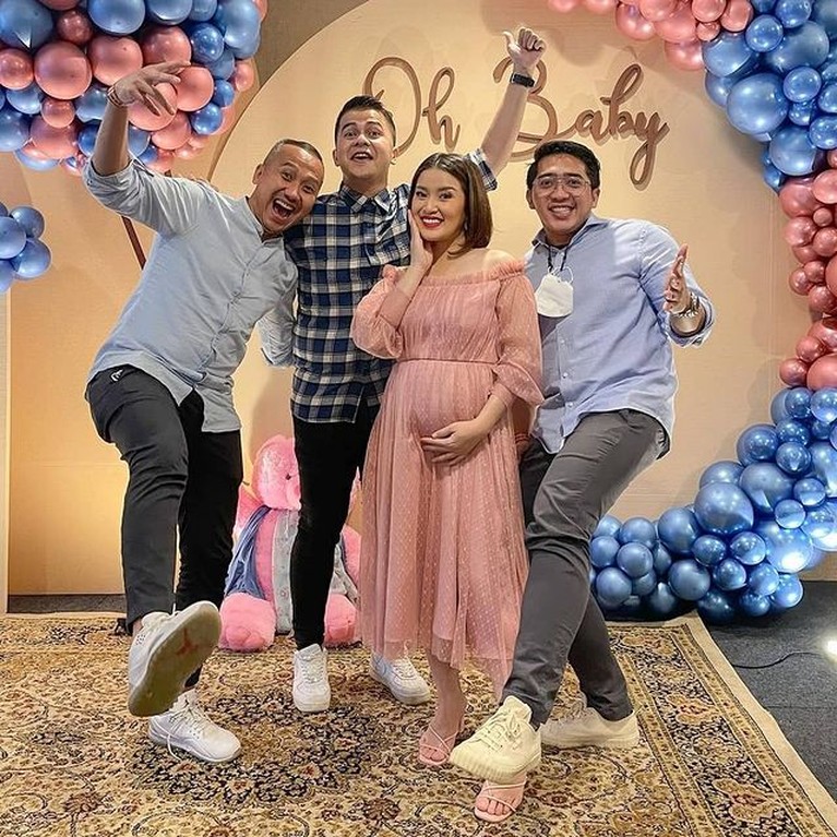 Tasyakuran & Gender Reveal Rosiana Dewi Handika Pratama gelar acara tasyakuran pengajian kehamilan Rosiana Dewi sang istri dan umumkan jenis kelamin anaknya. Yuk intip!