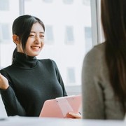 6 Tanda Bahasa Tubuh Ini Bisa Bantu Kamu 'Membaca' Pikiran Orang Lain, Lengan Bersilang Ada Artinya lho