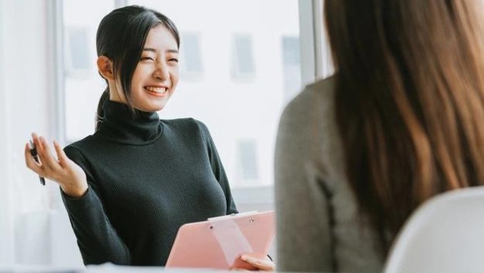 6 Tanda Bahasa Tubuh Ini Bisa Bantu Kamu 'Membaca' Pikiran Orang Lain, Lengan Bersilang Ada Artinya lho