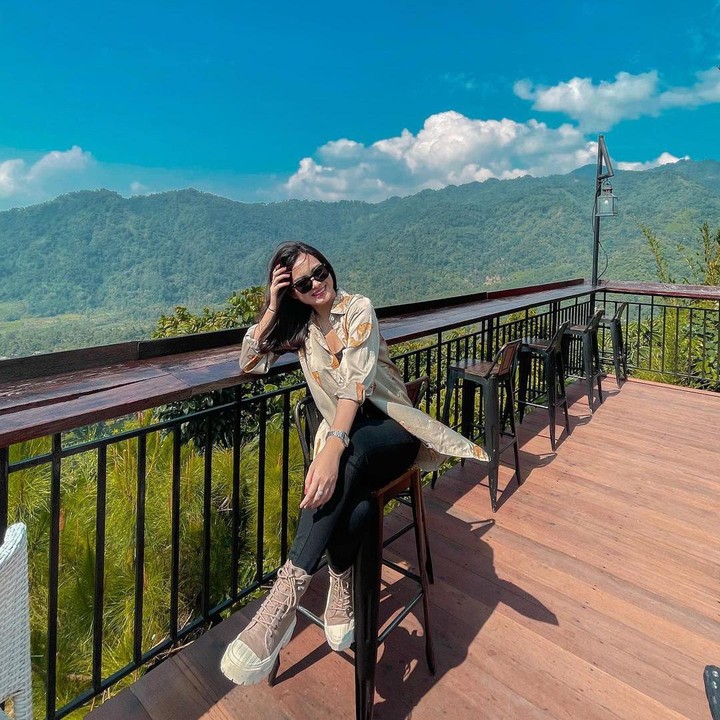 <p>Ini karena ia terlihat begitu <em>photogenic</em> di setiap potret-potret yang dibagikan. Bagaimana menurut Bunda? (Foto: Instagram @ulfidmy)</p>