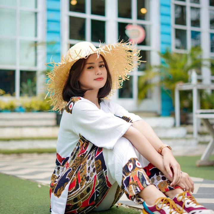 <p>Dan tampaknya, Ulfi pun memang hobi dengan kegiatan <em>photoshoot</em> nih, Bunda.  (Foto: Instagram @ulfidmy)</p>