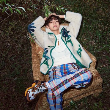 Kedinginan, V BTS Rela Kehujanan Salju Kunjungi Proyek Ultah dari ARMY