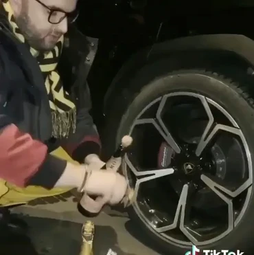 Rafathar Lewat, Anak Konglomerat Ini Cuci Ban Lamborghini Pakai Sampanye