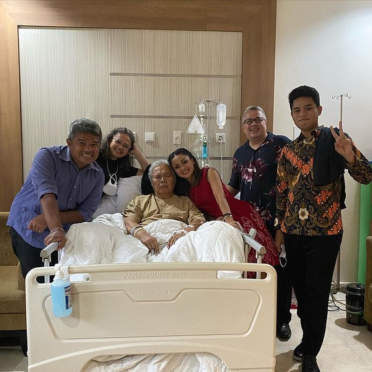Nirina Zubir tengah berduka kehilangan sang ayah tercinta&comma; Zubir Amin hari Rabu &lpar;23&sol;12&rpar;&period; Yuk intip potret kenangan mereka&excl;