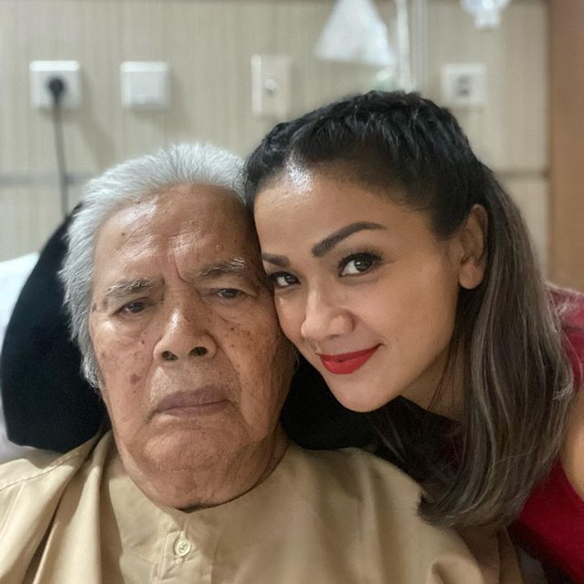 Nirina Zubir tengah berduka kehilangan sang ayah tercinta&comma; Zubir Amin hari Rabu &lpar;23&sol;12&rpar;&period; Yuk intip potret kenangan mereka&excl;