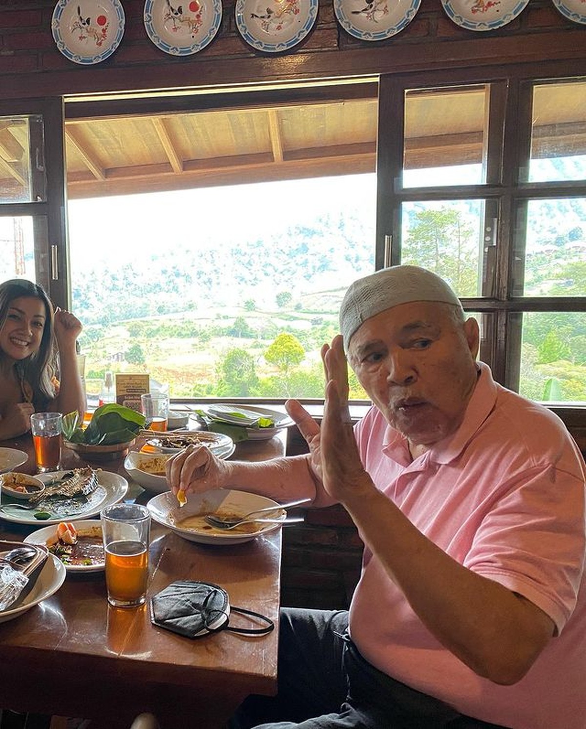 Nirina Zubir tengah berduka kehilangan sang ayah tercinta&comma; Zubir Amin hari Rabu &lpar;23&sol;12&rpar;&period; Yuk intip potret kenangan mereka&excl;