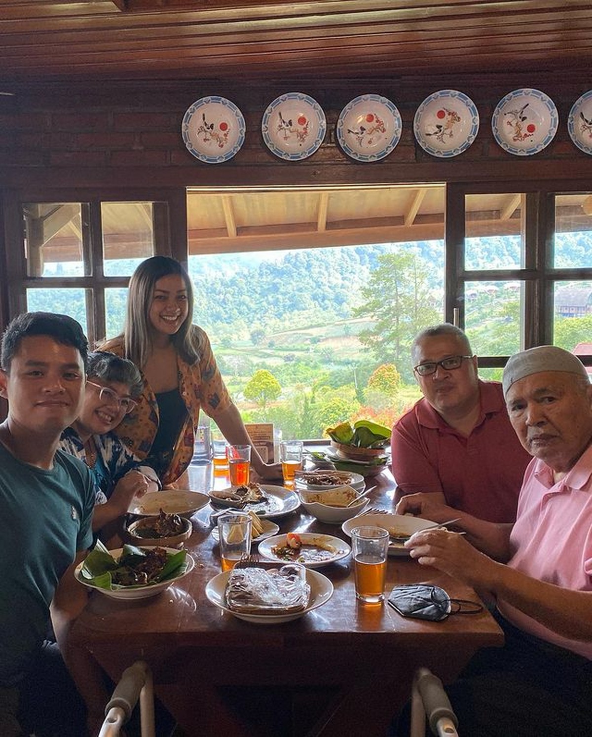 Nirina Zubir tengah berduka kehilangan sang ayah tercinta&comma; Zubir Amin hari Rabu &lpar;23&sol;12&rpar;&period; Yuk intip potret kenangan mereka&excl;