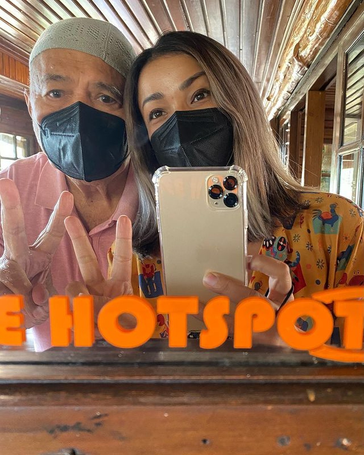 Nirina Zubir tengah berduka kehilangan sang ayah tercinta&comma; Zubir Amin hari Rabu &lpar;23&sol;12&rpar;&period; Yuk intip potret kenangan mereka&excl;