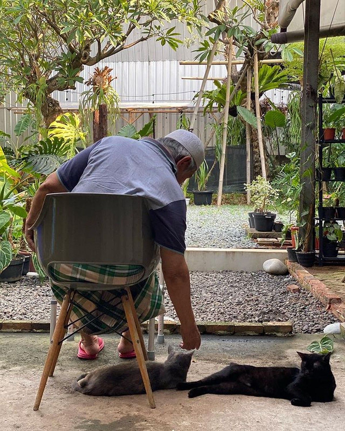 Nirina Zubir tengah berduka kehilangan sang ayah tercinta&comma; Zubir Amin hari Rabu &lpar;23&sol;12&rpar;&period; Yuk intip potret kenangan mereka&excl;