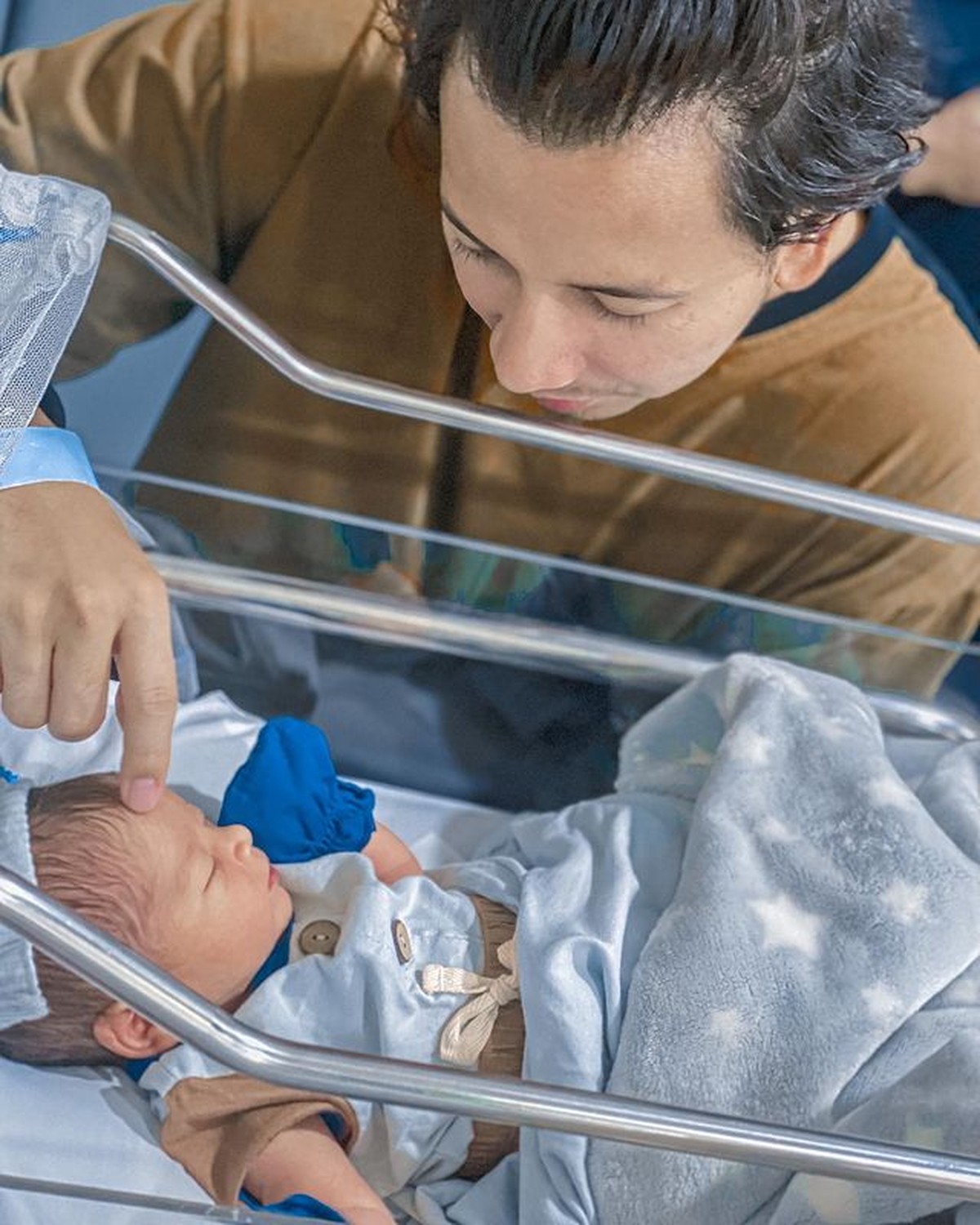 Fairuz A Rafiq dan Sonny Septian tengah diselimuti kebahagiaan atas kelahiran buah hati mereka King Zhafi Zayyan Slofa&period; Yuk intip&excl;