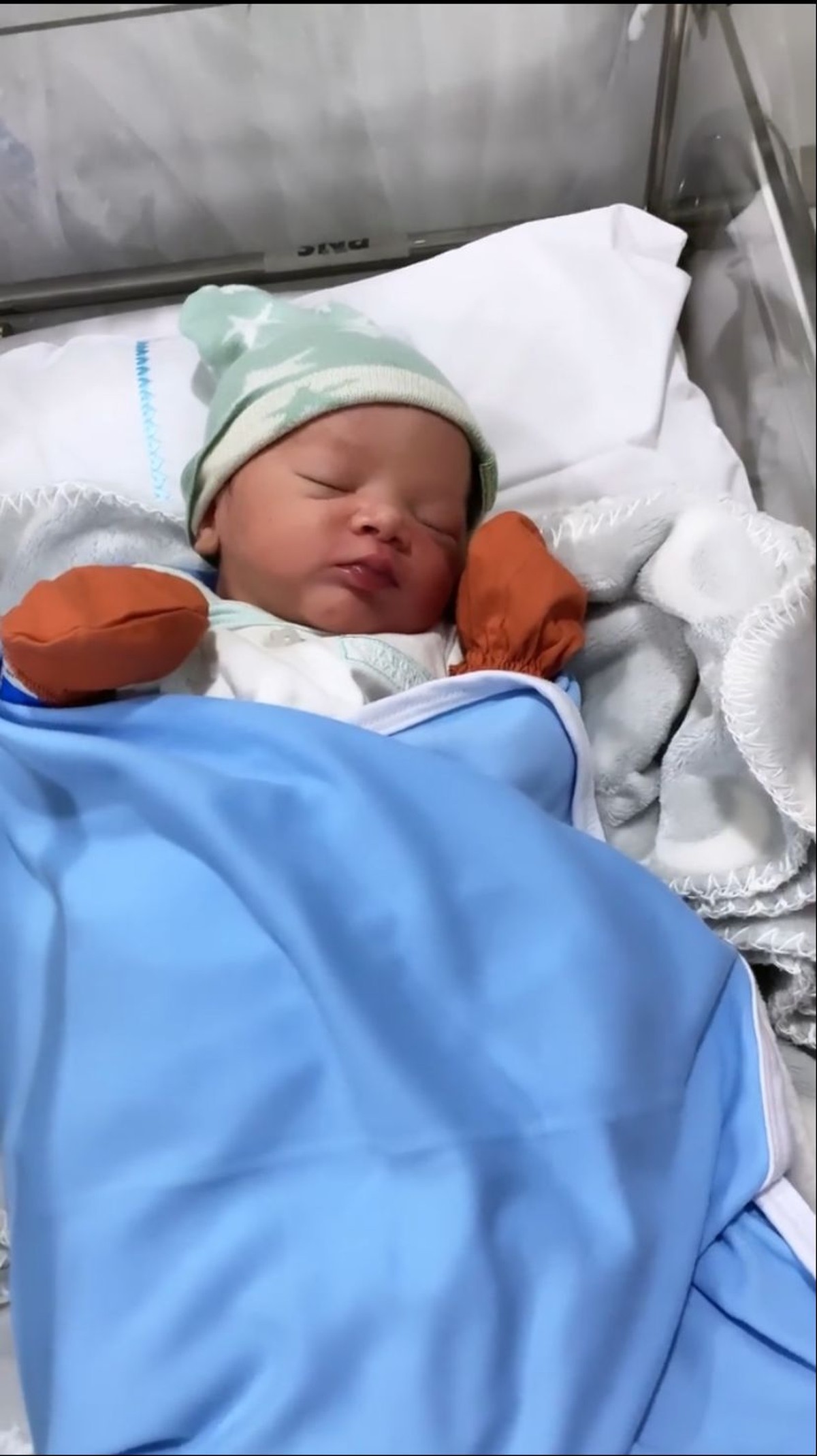 Fairuz A Rafiq dan Sonny Septian tengah diselimuti kebahagiaan atas kelahiran buah hati mereka King Zhafi Zayyan Slofa&period; Yuk intip&excl;