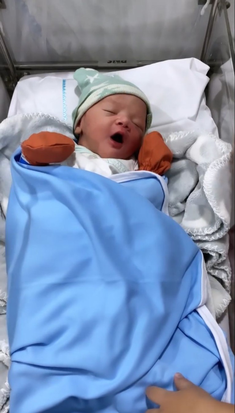 7 Paras Tampan Baby Zhafi Anak Fairuz A Rafiq & Sonny Septian yang Baru Lahir Fairuz A Rafiq dan Sonny Septian tengah diselimuti kebahagiaan atas kelahiran buah hati mereka King Zhafi Zayyan Slofa. Yuk intip!