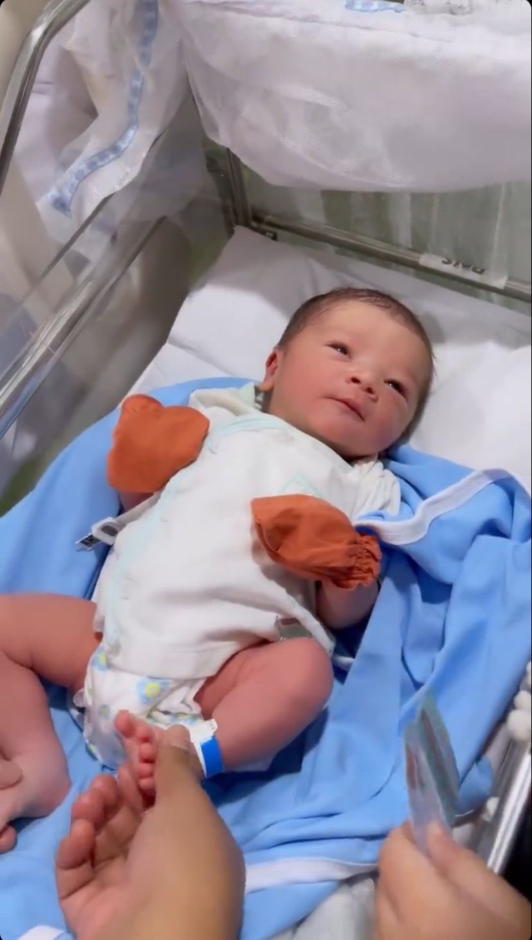 7 Paras Tampan Baby Zhafi Anak Fairuz A Rafiq & Sonny Septian yang Baru Lahir Fairuz A Rafiq dan Sonny Septian tengah diselimuti kebahagiaan atas kelahiran buah hati mereka King Zhafi Zayyan Slofa. Yuk intip!