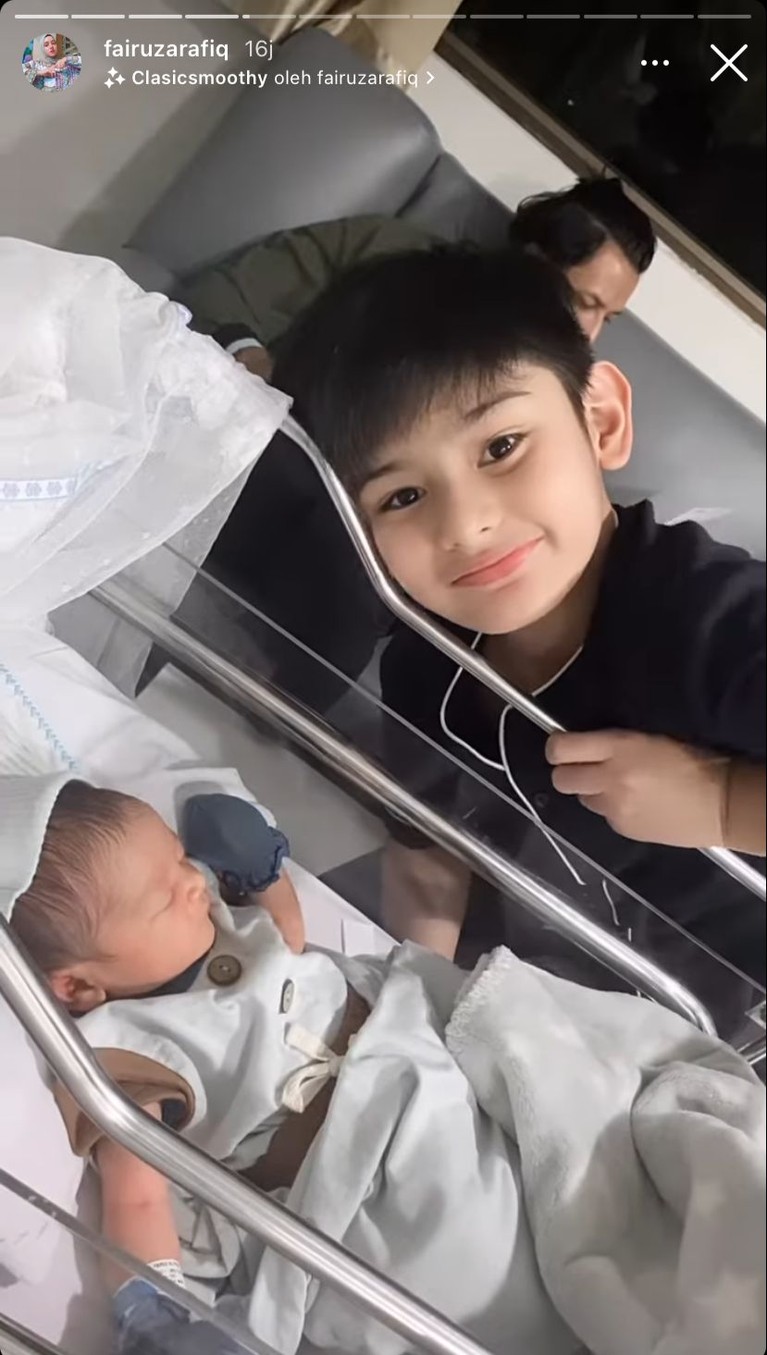 7 Paras Tampan Baby Zhafi Anak Fairuz A Rafiq & Sonny Septian yang Baru Lahir Fairuz A Rafiq dan Sonny Septian tengah diselimuti kebahagiaan atas kelahiran buah hati mereka King Zhafi Zayyan Slofa. Yuk intip!