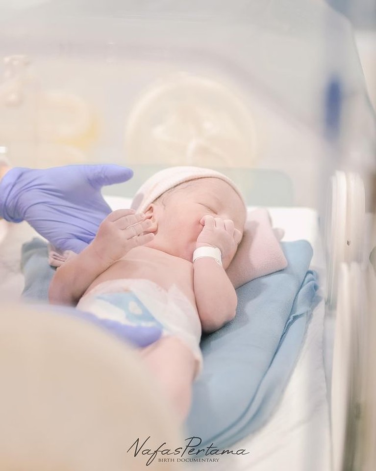 7 Paras Tampan Baby Zhafi Anak Fairuz A Rafiq & Sonny Septian yang Baru Lahir Fairuz A Rafiq dan Sonny Septian tengah diselimuti kebahagiaan atas kelahiran buah hati mereka King Zhafi Zayyan Slofa. Yuk intip!