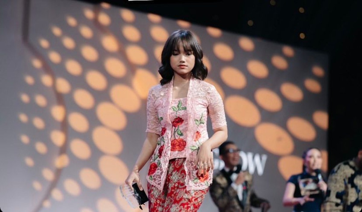 Fuji sedang jadi sorotan&comma; baru-baru ini ia menghadiri acara pakai kebaya dan kumpul dengan artis 'Crazy Rich'&period; Yuk intip&excl;