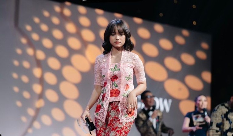 7 Potret Fuji Pakai Baju Kebaya Ngumpul dengan Artis 'Crazy Rich' Fuji sedang jadi sorotan, baru-baru ini ia menghadiri acara pakai kebaya dan kumpul dengan artis 'Crazy Rich'. Yuk intip!