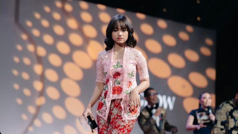 Fuji sedang jadi sorotan, baru-baru ini ia menghadiri acara pakai kebaya dan kumpul dengan artis 'Crazy Rich'. Yuk intip!