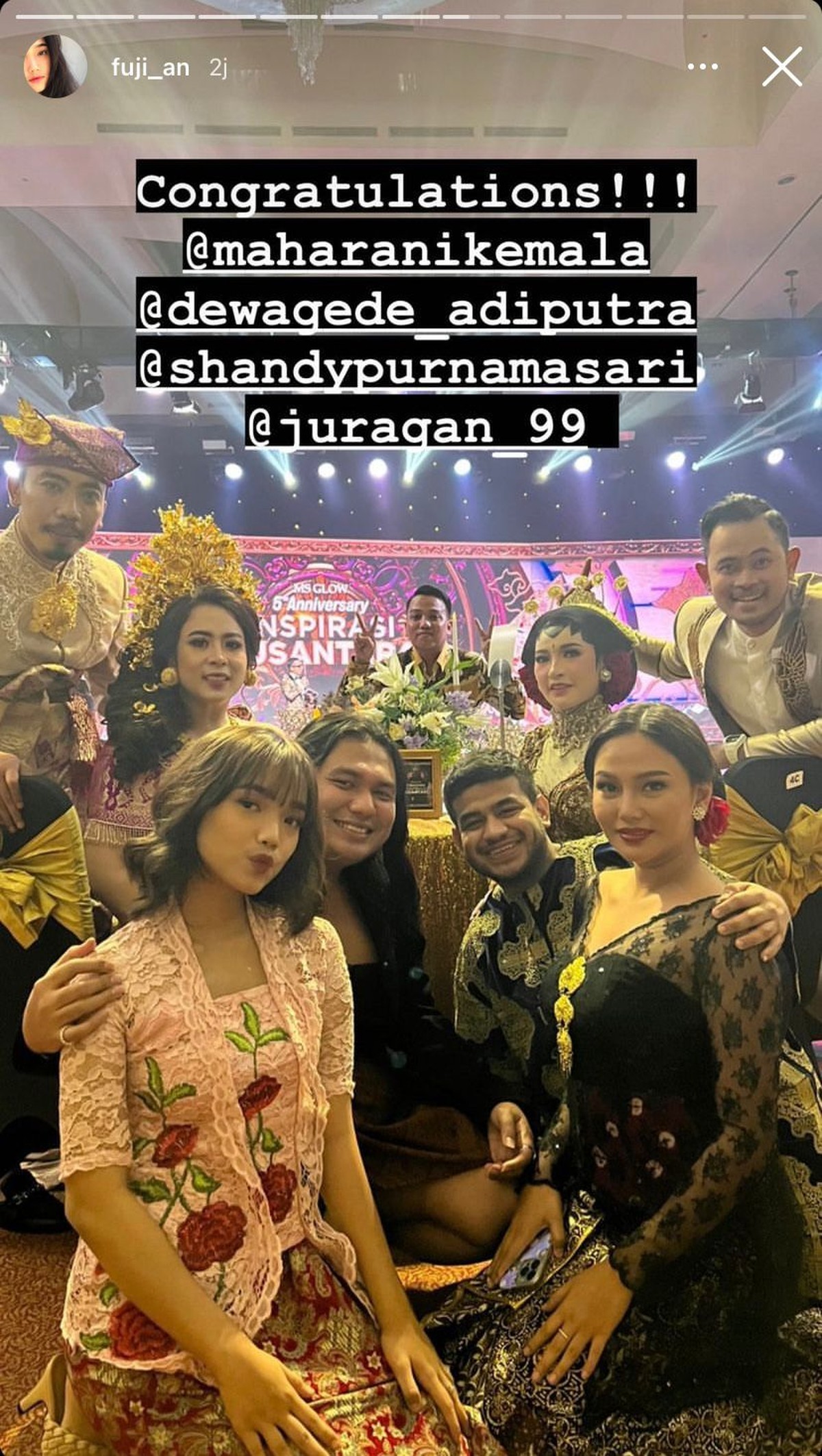 Fuji sedang jadi sorotan&comma; baru-baru ini ia menghadiri acara pakai kebaya dan kumpul dengan artis 'Crazy Rich'&period; Yuk intip&excl;