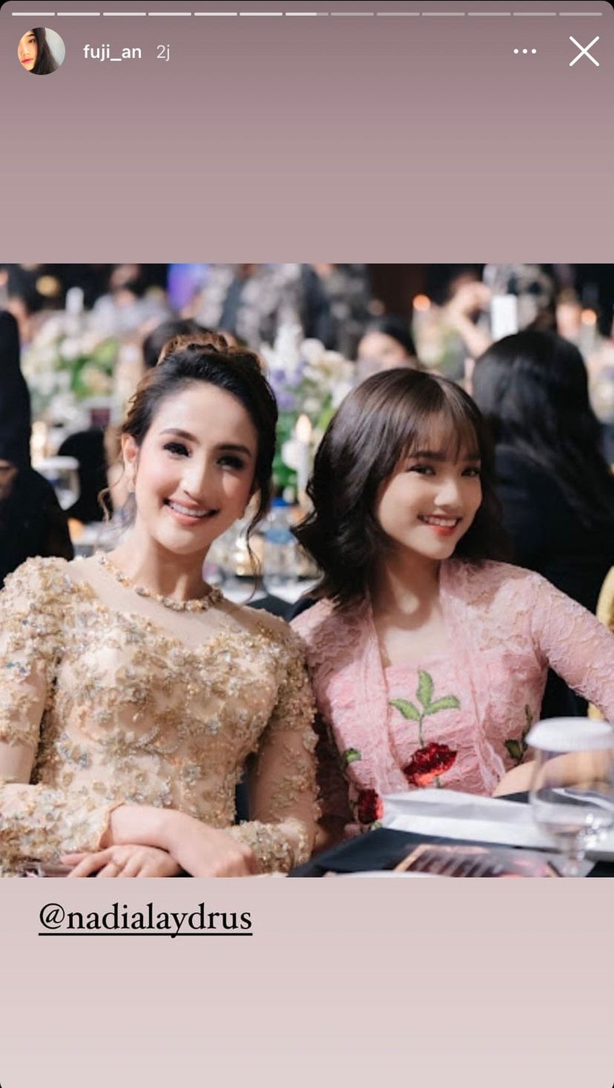 Fuji sedang jadi sorotan&comma; baru-baru ini ia menghadiri acara pakai kebaya dan kumpul dengan artis 'Crazy Rich'&period; Yuk intip&excl;