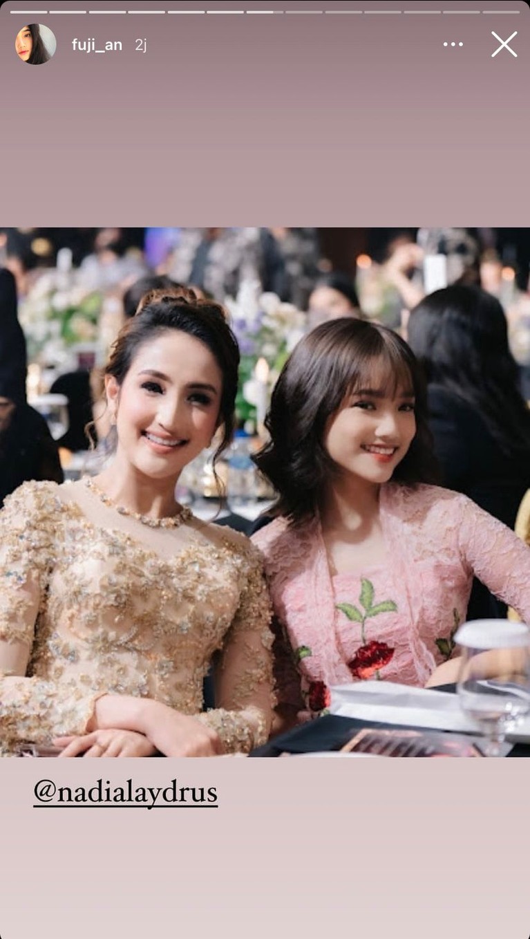 Fuji sedang jadi sorotan, baru-baru ini ia menghadiri acara pakai kebaya dan kumpul dengan artis 'Crazy Rich'. Yuk intip!